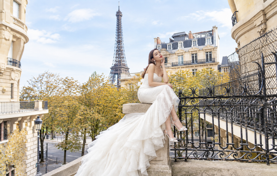 The Gentle Art of Parisian Dress Style: How Modern Women Master French Girl Elegance and Everyday Femininity